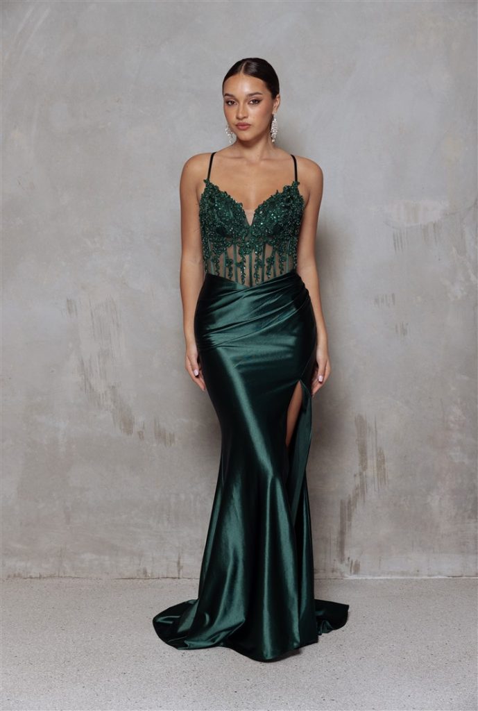 Fitted emerald green prom dress