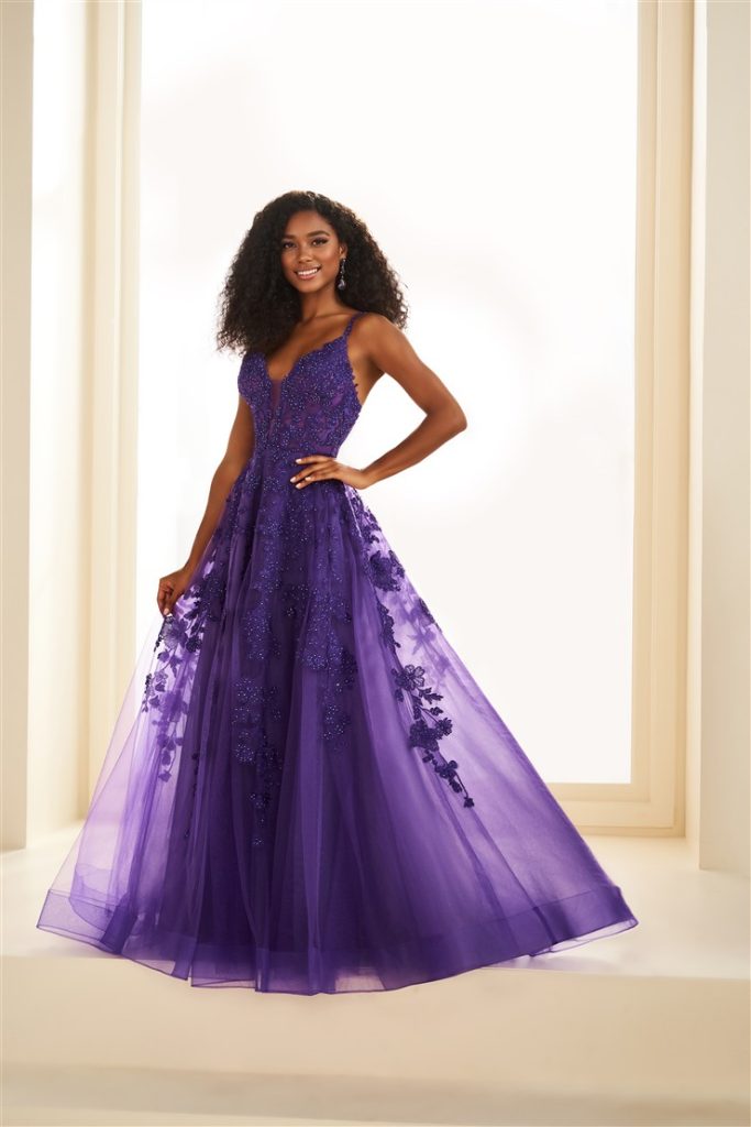 Ellie Wilde purple a line prom dress in purple.